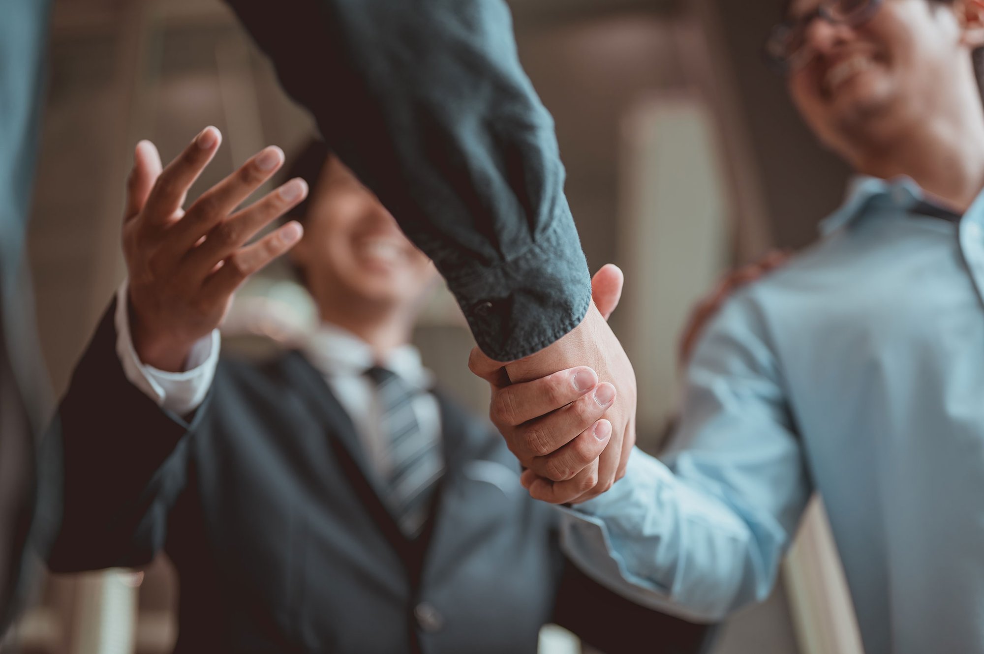 executive-assistant-introduced-businessmen-who-were-attending-eventbussinessworking executive-assistant-introduced-businessmen-who-were-attending-eventbussinessworking